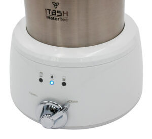 Detalle frontal encendido de Itash WaterTec, filtro purificador de agua